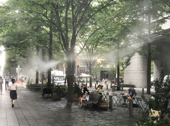 社会実験「Marunouchi Street Park 2021 Summer」実施／「つながろう、夏のストリート」をテーマに“人”中心の道路を目指した空間が出現のサブ画像5_過去実施時の様子（ドライ型ミスト）