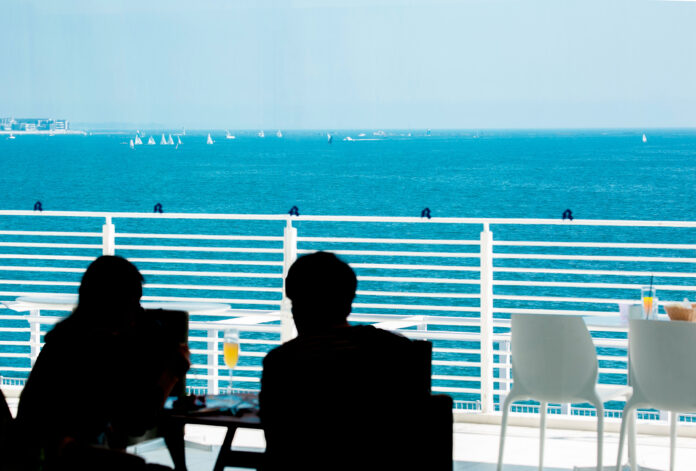 【リビエラ逗子マリーナ】水平線が一直線に広がる海を眺めながらブルーシーフードを味わうポップアップ和食レストラン「UMI」の予約開始。今話題の「エシカル」イベントは8/11-13に開催。のメイン画像