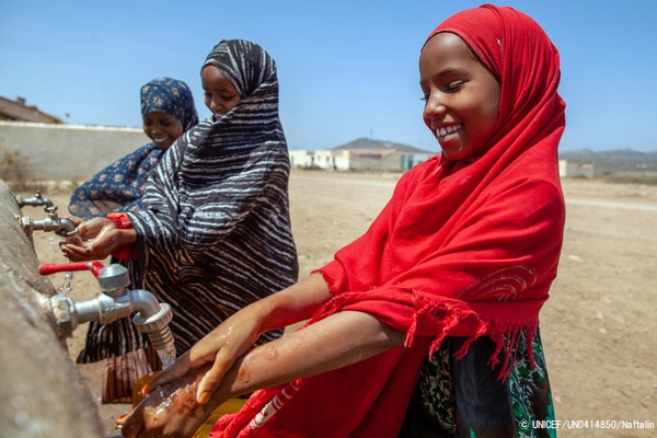 「水と衛生」最新報告書：コロナ禍でも世界の3割が家で手洗いできず【プレスリリース】のサブ画像1_ユニセフの支援でHaddi避難民キャンプ設置された手洗い場で、手を洗う子どもたち。(ソマリア、2021年2月撮影) © UNICEF_UN0414850_Naftalin