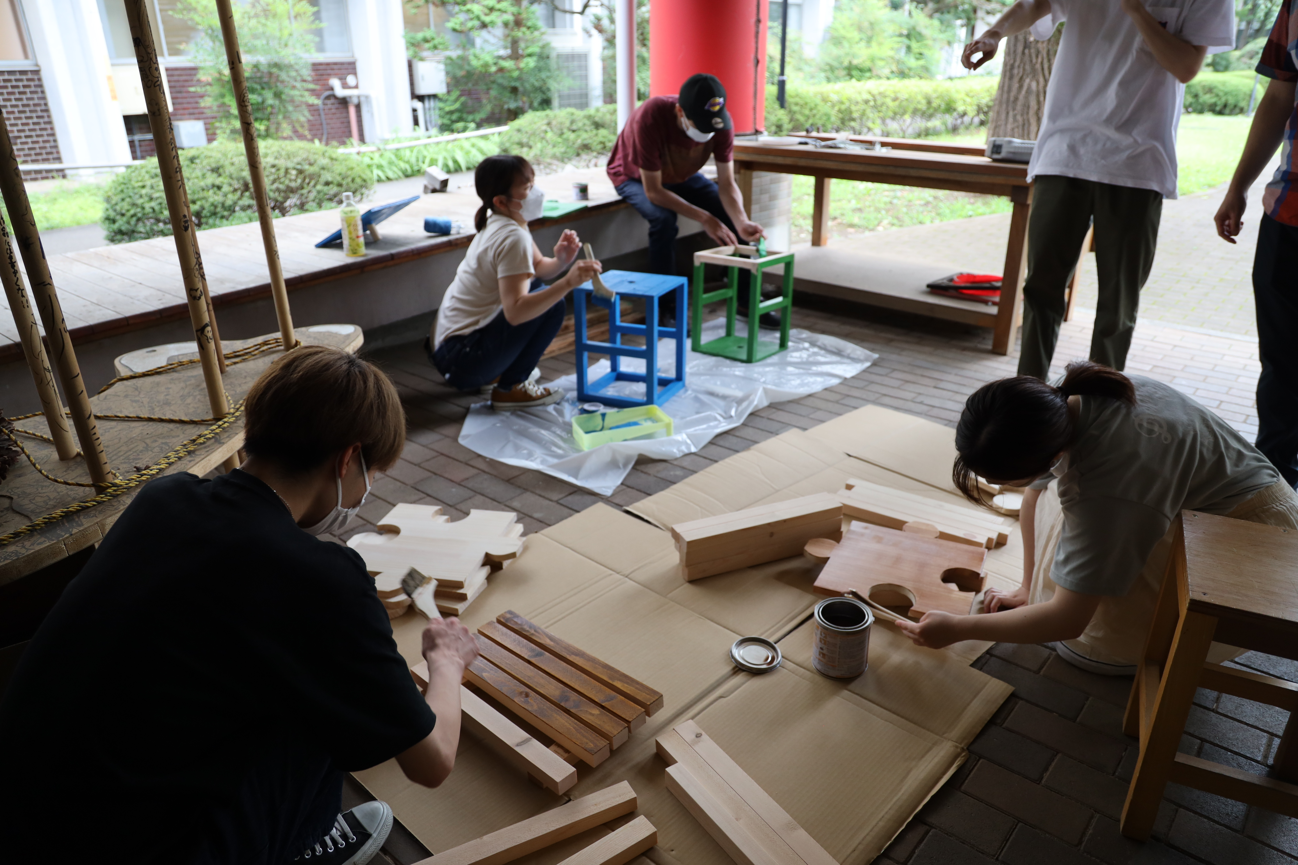 【武蔵野大学・株式会社ケシオン 共同リリース】建築デザイン学科生44名によるSDGs推進プロジェクト「有明SDGsアクション」のアート作品が完成！のサブ画像3_学生の椅子制作の様子