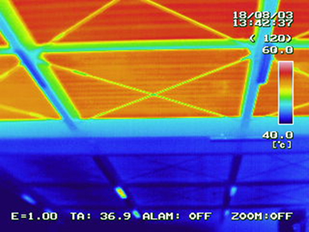 畜産・酪農家向けの遮熱塗料「ミラクールファーム」材料のみの販売を開始のサブ画像1_サーモカメラによる屋根裏面の写真 （手前側の赤い箇所が未塗装部分、奥側の青い箇所がミラクール塗装部分）