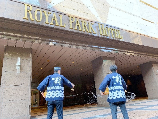 ロイヤルパークホテルズ共同　今年もやります！打ち水プロジェクト２０２１のサブ画像2_ロイヤルパークホテル（東京・日本橋）での昨年の打ち水の様子