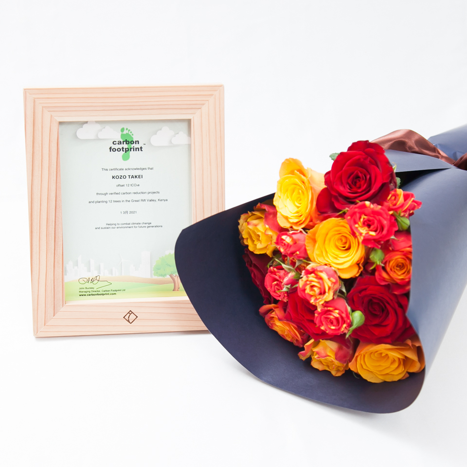 世界最高品質のバラを扱うアフリカローズ、住友林業とコラボで端材の有効活用・カーボンオフセット・フェアトレードを実現のサブ画像1_フェアトレードのバラの花束とカーボンオフセット証明書のセット商品