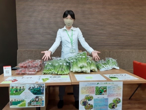 ソシオークグループ、障がい者雇用率3.15％と法定雇用率を達成のサブ画像1_三重県のてしお夢ふぁーむで生産された野菜は、毎月第3水曜日にソシオークグループの東京本社で社内販売も行っています