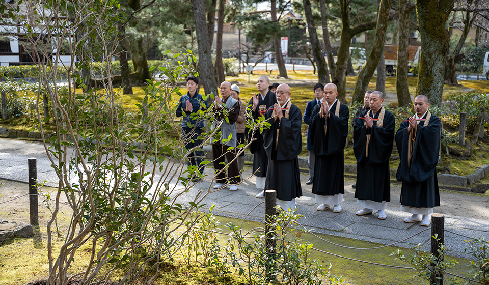 風神雷神をかたどったオチャノキ、800年ぶりに故郷の京都建仁寺へ還る。のサブ画像2_2020年献納時。感謝の意を込めたお経が詠まれた。