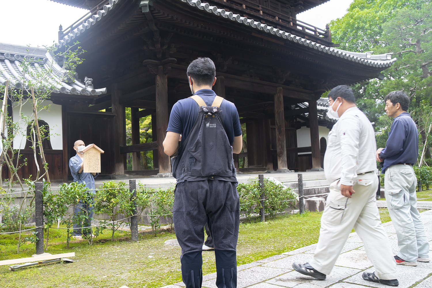 風神雷神をかたどったオチャノキ、800年ぶりに故郷の京都建仁寺へ還る。のサブ画像4_建仁寺の浅野住職や北山造園と一緒に看板の位置を調整中。
