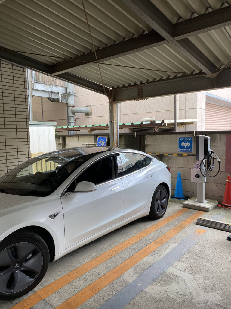 ユアスタンド、広告付きEV充電器を横浜市鶴見区役所に設置、AI（人工知能）の画像認識でEV充電器制御のメイン画像