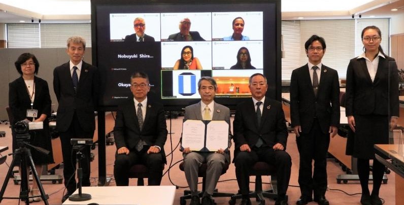 【岡山大学】国連平和大学との協定締結式典を開催しましたのサブ画像5_集合写真（槇野学長（中央）、那須副市長（右から3番目））