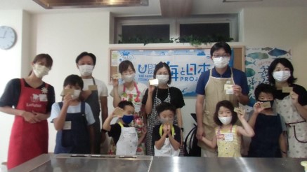 5組10名の親子が「アジ」と、「タコ」をさばいて料理！【日本さばける塾 in かながわ】を開催のメイン画像