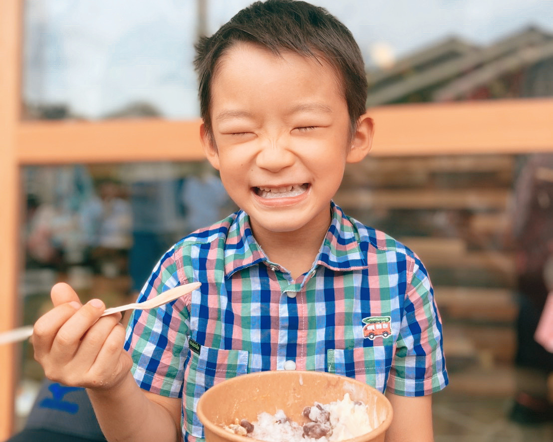 【企業のSDGs/地域貢献】鹿児島県小平株式会社が持続的なコミュニティに貢献する１年間利用料無料のシェアカフェ施設を新規オープン のサブ画像5_開所日にかき氷を食べる子供