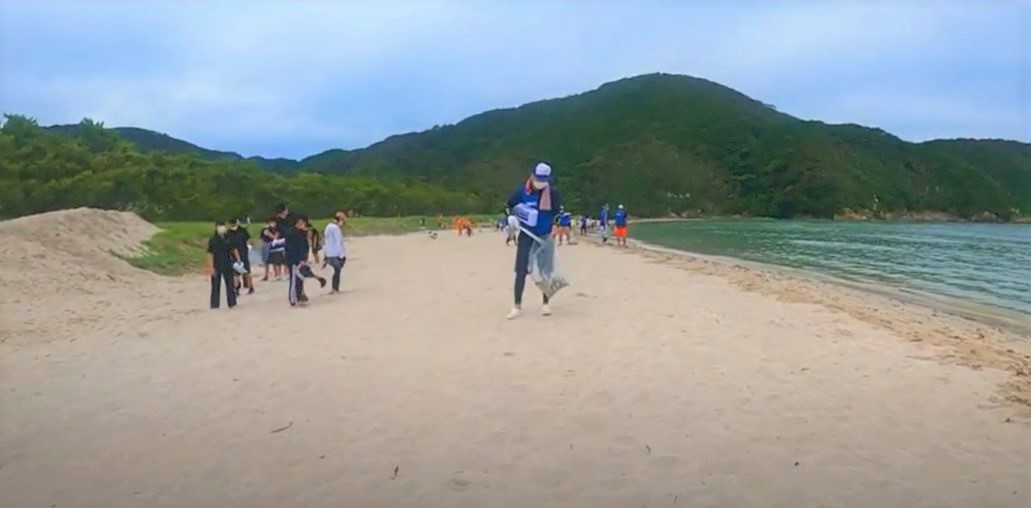 長崎県・新上五島町　夏の恒例イベント「第34回　蛤浜で遊ぼデー」を２年ぶりに開催のサブ画像4_参加者全員でビーチクリーニング