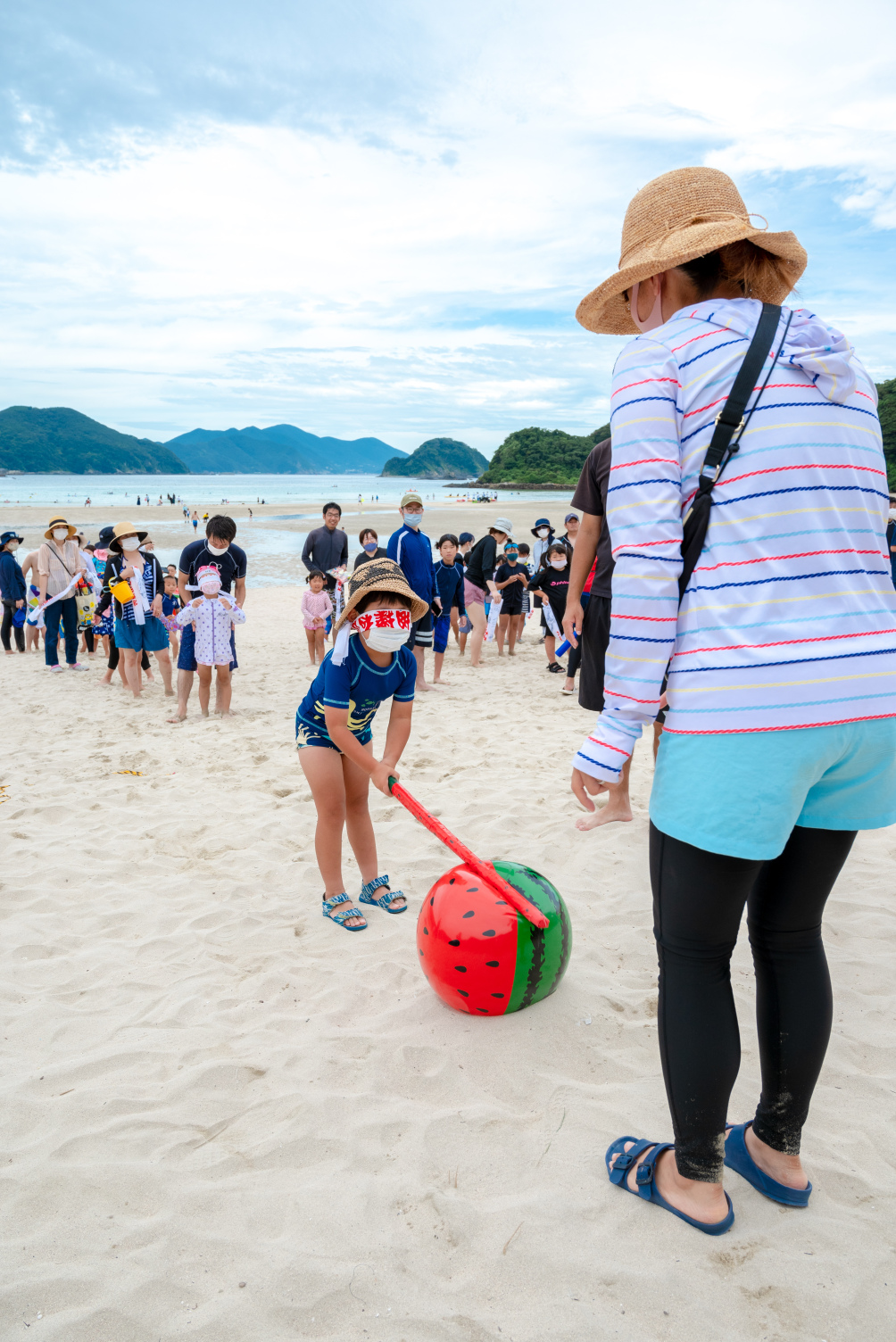 長崎県・新上五島町　夏の恒例イベント「第34回　蛤浜で遊ぼデー」を２年ぶりに開催のサブ画像5_すいか割りも大盛り上がり