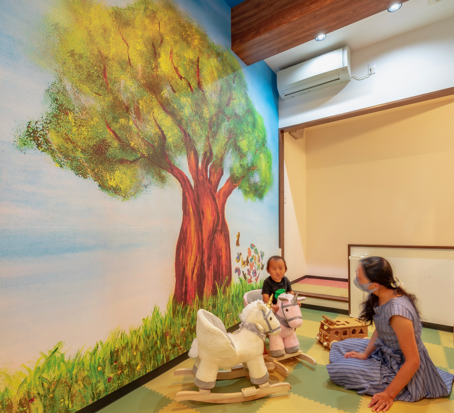 コロナ禍・核家族化によって孤独や生きづらさを感じている子育て世帯へ、親子カフェが西新にオープン。のサブ画像2_大きなバオバブの木が描かれた壁面ではマグネット遊びもできます。