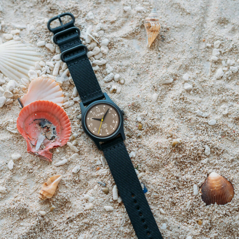 9月22日の国際ビーチクリーンアップデーを記念して、北欧スウェーデンの腕時計ブランドTRIWAが海のプラスチックゴミからリサイクルした腕時計”TIME FOR OCEANS”の日本別注品を発売します。のメイン画像