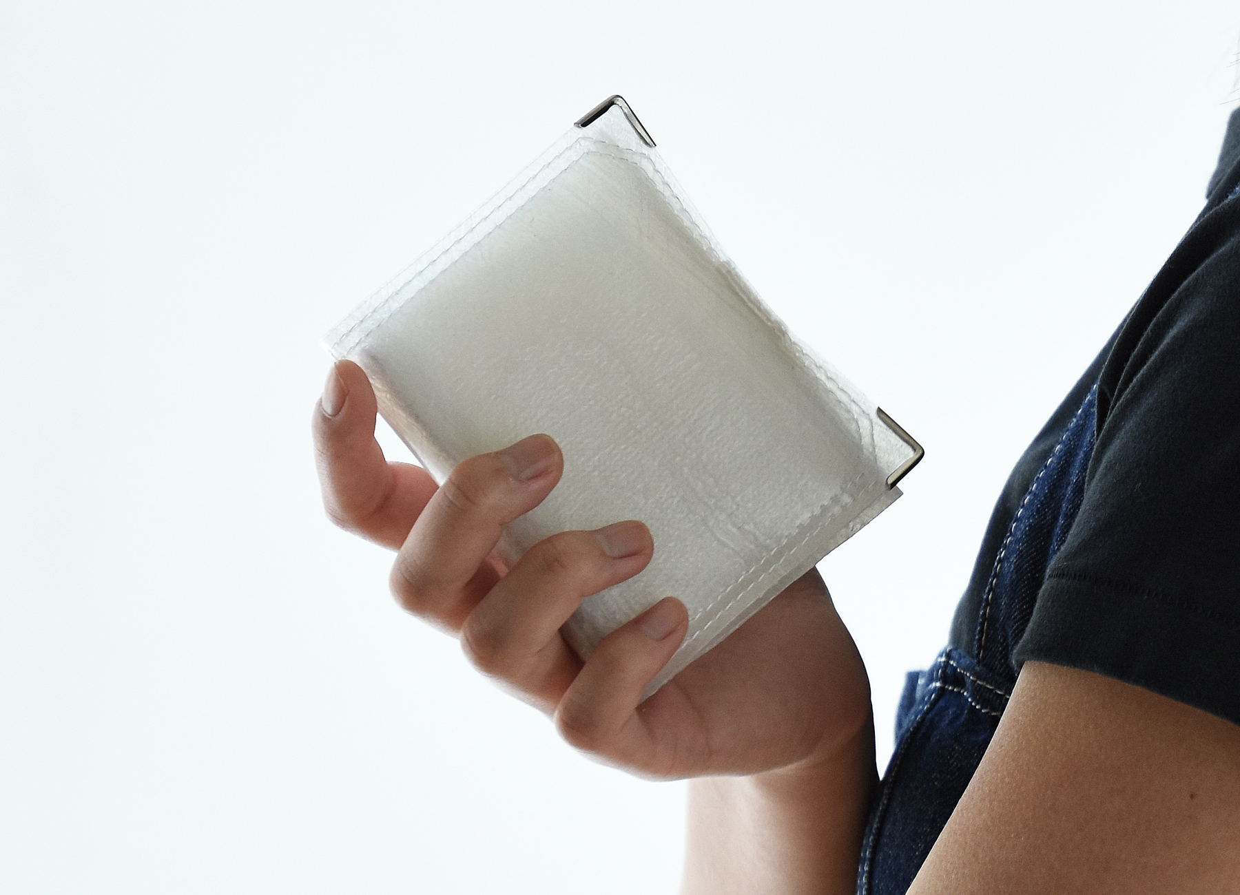 世界初の廃棄ビニール傘を再利用するブランドPLASTICITYから、三つ折り財布が新発売のサブ画像3