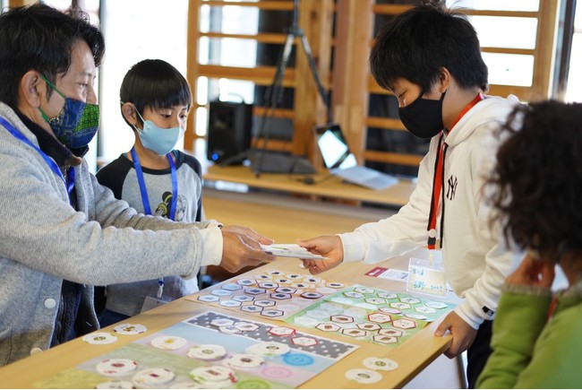 八重山地域の中高生が実行メンバー。沖縄県八重山地域オリジナルのSDGsボードゲームを開発するクラウドファンディングが10月1日からスタート。のサブ画像2_屋久島での体験会の様子