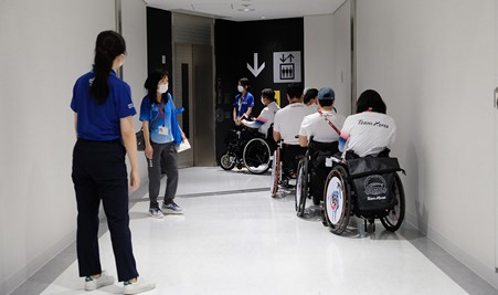 成田国際空港で、海外の障害者アスリート受け入れのための研修を実施共生社会実現に向けて、スムーズな入国案内を支援のメイン画像