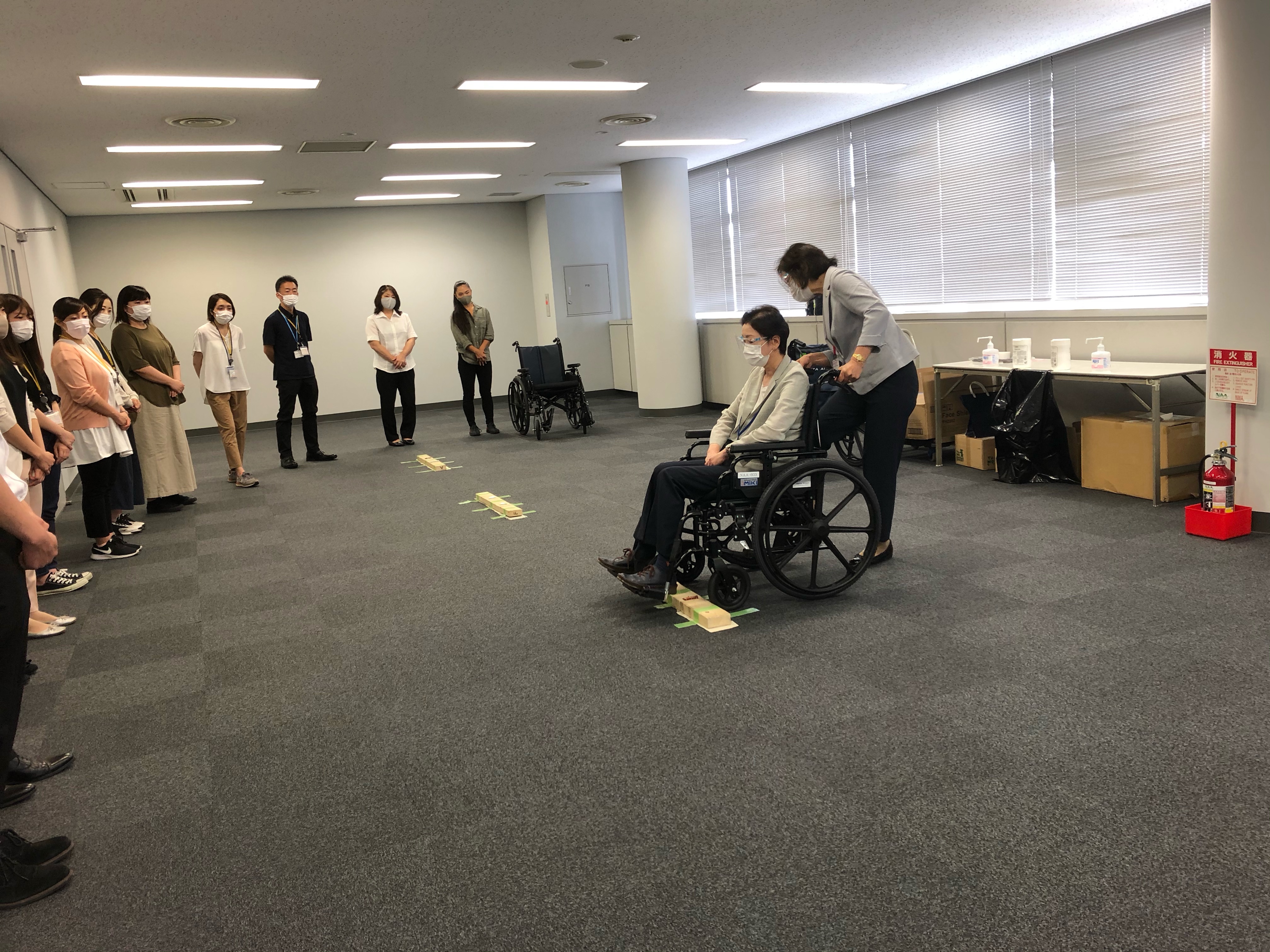 成田国際空港で、海外の障害者アスリート受け入れのための研修を実施共生社会実現に向けて、スムーズな入国案内を支援のサブ画像2_車いす使用者への接遇の様子