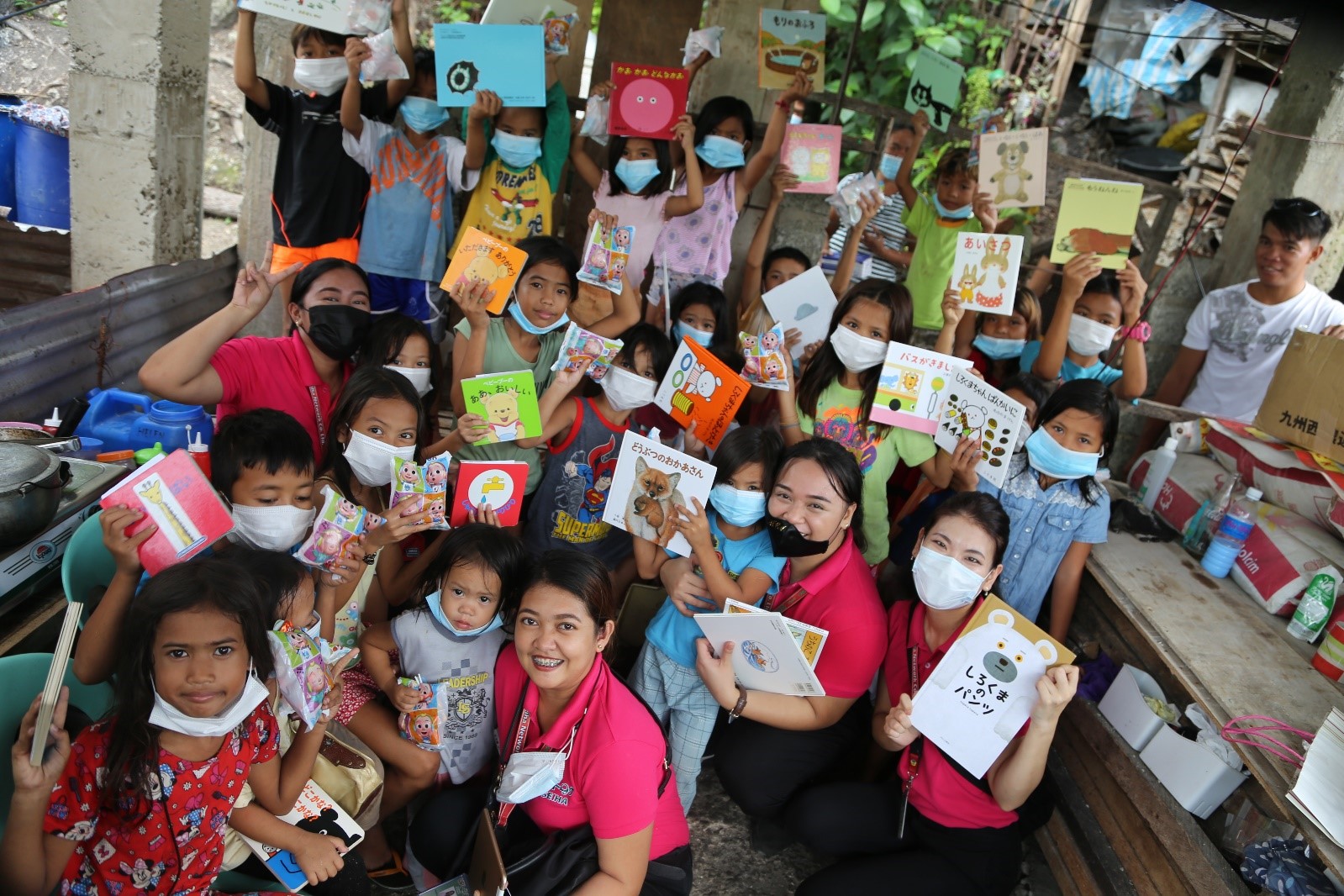 フィリピンセブに図書館を。すべての子ども達に学ぶ機会を提供したい。セイハ図書館プロジェクトをスタート！のサブ画像1_セブの子ども達とセイハネットワークスタッフ（協力：国際協力団体 go share）