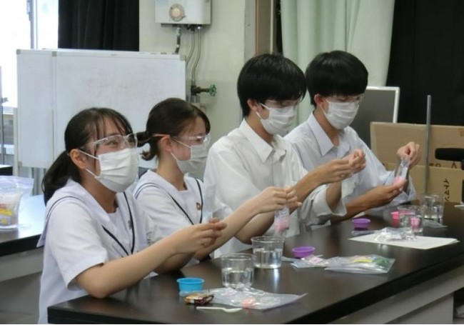 【岡山大学】SDGs 達成を目指した日本とマレーシアにおける国際高大連携プロジェクトを実施しましたのサブ画像5_オンラインで同時に実験をする岡山一宮高等学校の学生達