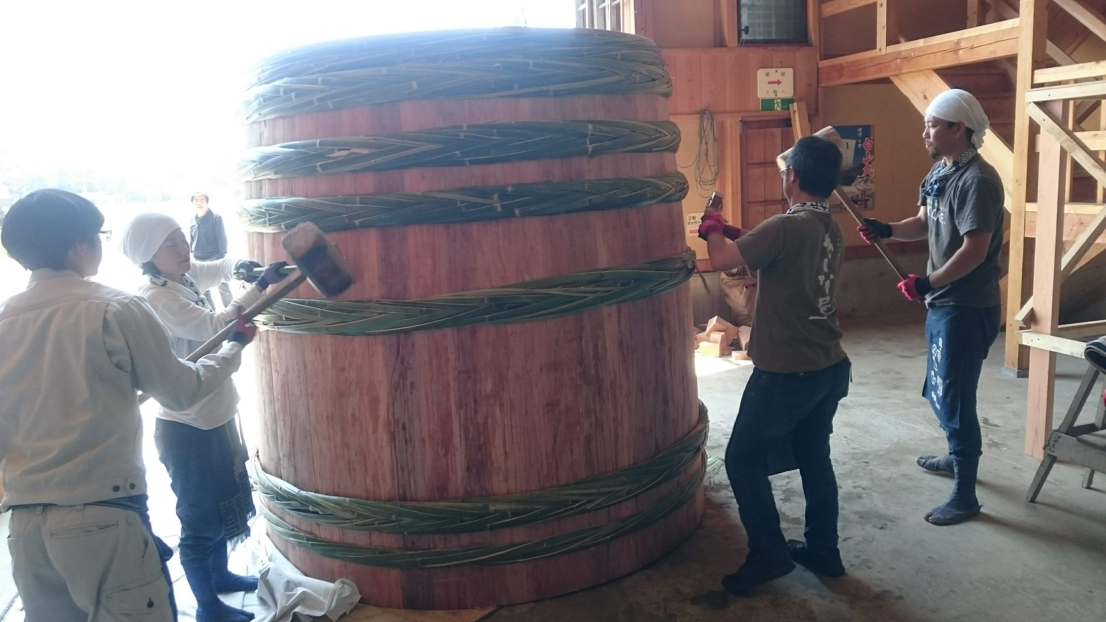 わずか1%となった貴重な木桶仕込み醤油を未来へ。30石の杉の大桶づくりを開催。製作過程を間近で見られるチャンスものサブ画像3_竹を編み込んだ箍(たが)で締める