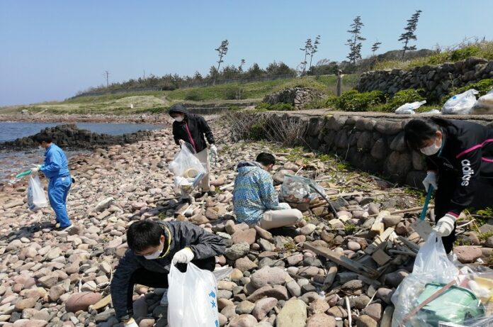 小さなごみ拾いも海を大切にする大きな一歩。日本海の景観を守る、ＳＤＧsなお散歩会のメイン画像