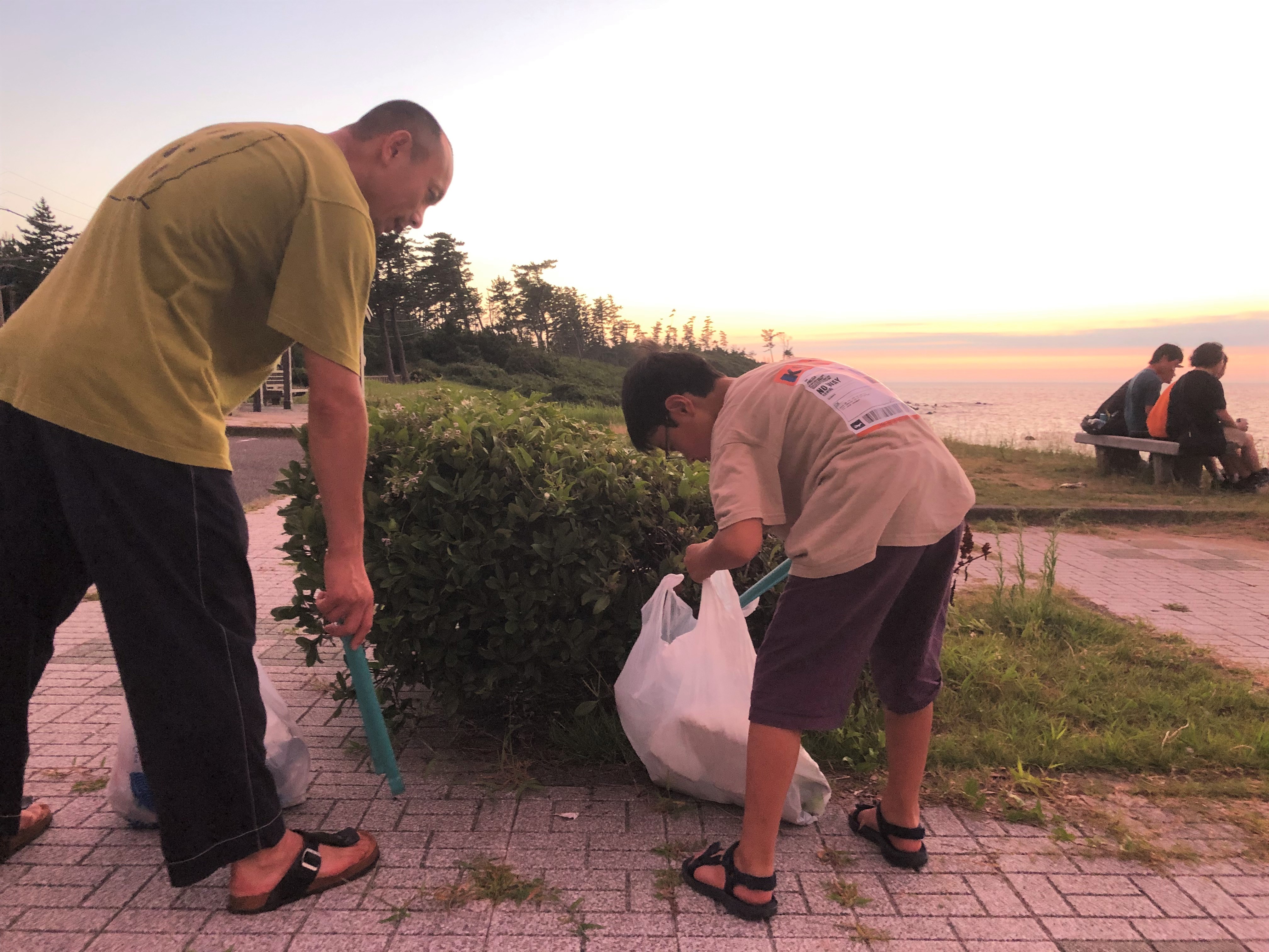 小さなごみ拾いも海を大切にする大きな一歩。日本海の景観を守る、ＳＤＧsなお散歩会のサブ画像2_親子でご参加。夏休みの宿題として作文にして提出するそうです。