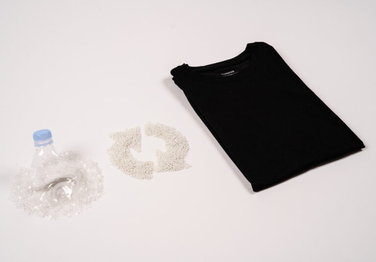 サステナブルブランド「ECOALF」、ペットボトルの回収から再生すべてを日本国内でおこなった初の製品「UTO JAPAN Tシャツ」10/8(金)発売。のメイン画像