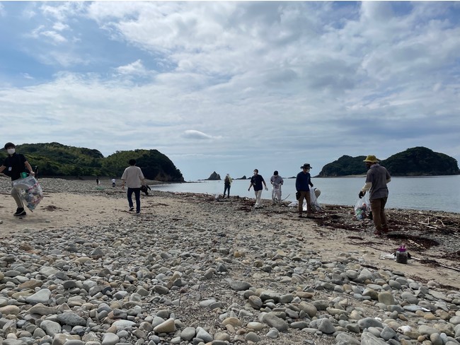 海のゴミが日本列島によみがえる？あきらめない“希望のひと”たちによる希代未聞のアート作品『ReHOPE POSTER』期間限定公開のサブ画像12_美波町の方々とのゴミ拾い風景