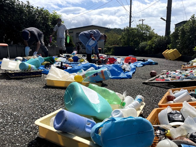 海のゴミが日本列島によみがえる？あきらめない“希望のひと”たちによる希代未聞のアート作品『ReHOPE POSTER』期間限定公開のサブ画像13_ボランティアの方々とのゴミの仕分け・洗浄作業風景