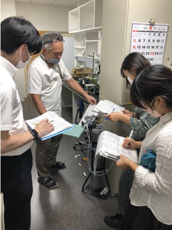 千葉大生118名が監査員　ISO14001の運用で研究室を監査のサブ画像2_監査を行う学生（右2名）の様子