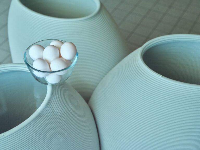 【国内初】”卵の殻” を素材とした大型3DP家具の製造に成功！廃棄物の再資源化サイクルを実現。のメイン画像