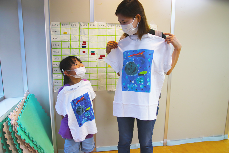 学童現場に新しい遊びを。子どもたちの絵でTシャツをつくるワークショップ「あなた絵の気持ち」をプラザクリエイトが開催のメイン画像