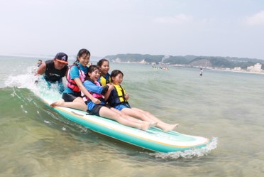 福島の子ども達を千葉の御宿町の海へ招待し、1泊2日のサーフイベント「AKEUMI kids 海と日本プロジェクト」を開催！のメイン画像