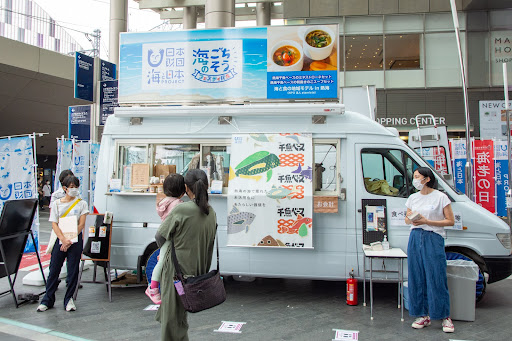 相模灘で獲れた“未活用魚”を出汁（ベース）にレシピや海への興味関心を育てる「熱海千魚ベース」のサブ画像5_【キッチンカー出店の様子】