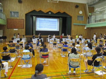 小学生が【海の難問クイズ】にチャレンジ！テレビ等で活躍中のクイズ王・古川洋平さんが愛媛県の小学校に来訪しクイズで楽しみながら海の問題を子ども達が学べる「海のライブ・クイズイベント」を開催します！のメイン画像