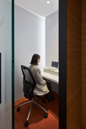“これからの働き方”を光でデザインする。遠藤照明の体験型オフィス『Synca U/X Lab』が12月にオープンのサブ画像3_オンラインミーティング専用ブース