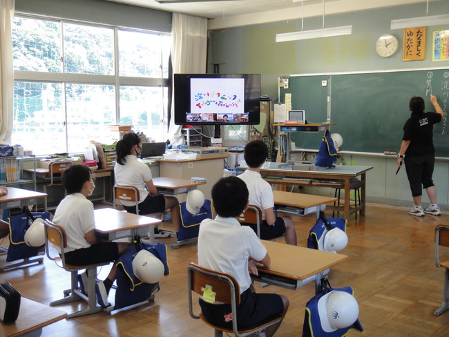 「世界津波の日」に漂着ゴミで日本列島を再現した共創アートを徳島県美波町へ寄贈のサブ画像11_淀川テクニックによる由岐小学校の1年生から6年生の子ども達への特別オンライン授業風景