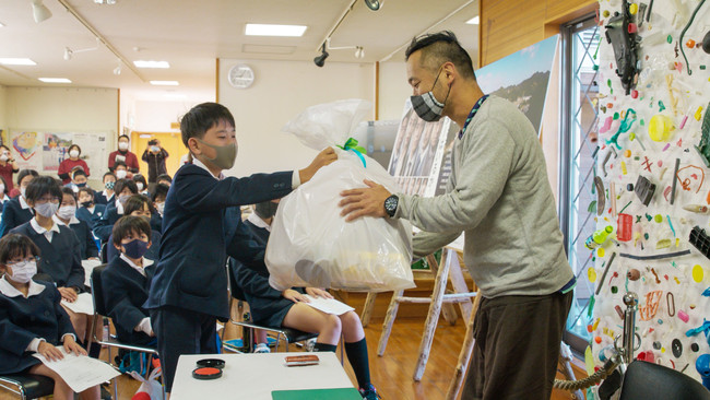 「世界津波の日」に漂着ゴミで日本列島を再現した共創アートを徳島県美波町へ寄贈のサブ画像5_由岐小学校の生徒による漂着ゴミの贈呈