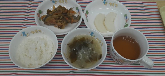 【食育】日本で進む魚食離れの課題に対して、ソシオフードサービスが保育園で魚食促進のイベントを実施のサブ画像3_さばいたアジは、マリネとして調理されました。