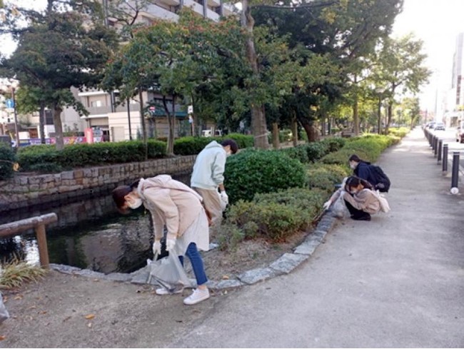 【岡山大学】SDGsを実践体験！ 岡山大学生が児島湖流域清掃大作戦に参加のサブ画像2_枝川緑道公園での清掃活動