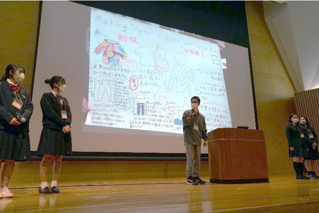 【岡山大学】全国の高校生が持続可能な社会について岡山で議論！ 岡山大学SDGsアンバサダーが学生メンターを務めるのサブ画像4_高校生のアイデアについて講評する染矢陸人さん