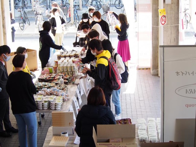 【岡山大学】株式会社林原から、昨年に続き留学生へ食糧支援をいただきましたのサブ画像2_岡山大学津島キャンパスでの支援食糧品配付に集まる留学生ら