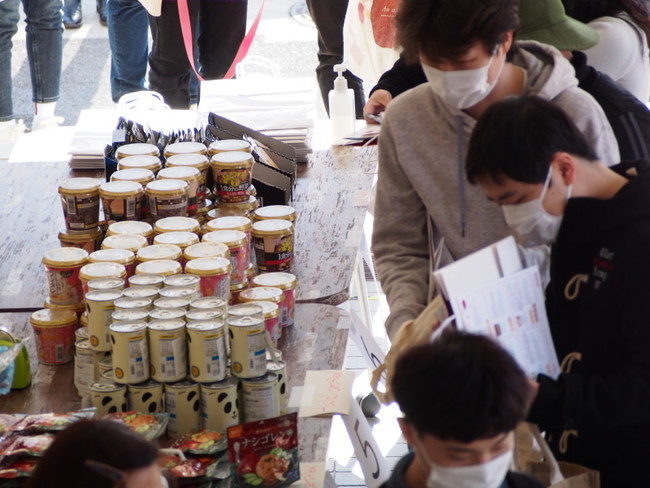 【岡山大学】株式会社林原から、昨年に続き留学生へ食糧支援をいただきましたのサブ画像3_津島キャンパスでの支援食糧品配付の様子