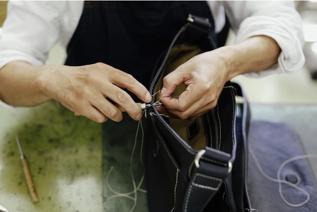 【土屋鞄】革製バッグのリユース品の販売開始のサブ画像6_当社バッグの修理の様子。引取後、再販売できない製品については、職人の育成教材などに活用し、再利用に取り組んでまいります。