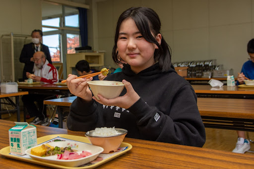 10校の学校給食で青のり料理、うち1校では出前授業も　未利用海藻「北海道産天然青のり」を通じた海の学び提供のサブ画像2_▲青のりメニューを食べた児童からは「海の香りがする！」という声があがった