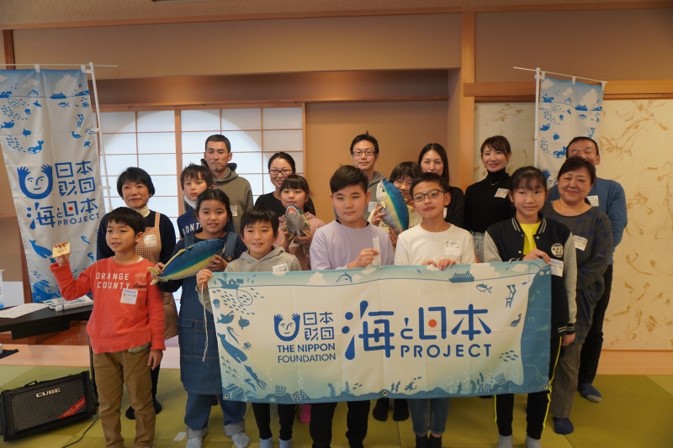 8組17名の親子が「アジ」と、「ブリ（地域の魚）」をさばいて料理！【日本さばける塾 in 北海道】を開催のメイン画像