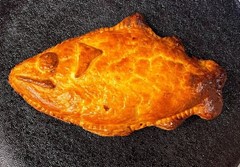 江戸前漁業で取り組むSDGs×ミシュランシェフのコラボ商品「『瞬〆すずき』のパイ包み焼き」を展示のメイン画像