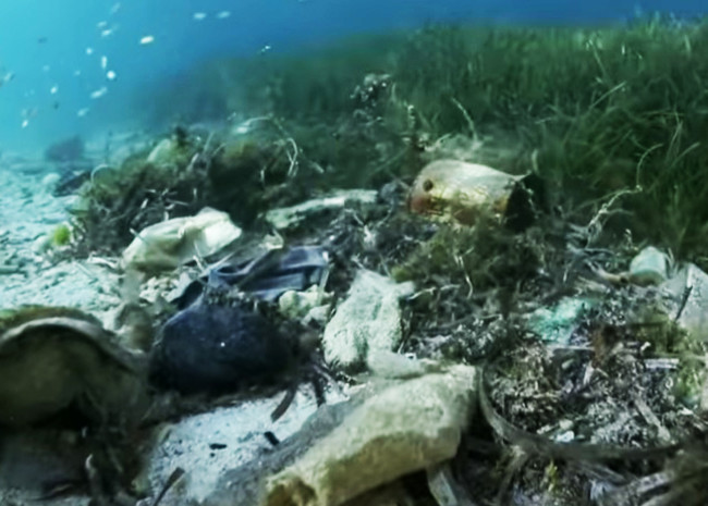 漁師が引き上げた海洋ゴミのペットボトルをリサイクル。ECOALF 「UTOシリーズ」から新たにアウターやバッグ計8型を発売。サステナブルファッションブランド『エコアルフ』のサブ画像8_海底に沈むプラスチックごみ