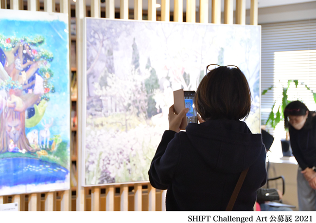 【イベントレポート】「SHIFT Challenged Art 公募展 2021」を開催のサブ画像13_すべての作品が撮影OK　動画で全作品を撮影されている方も
